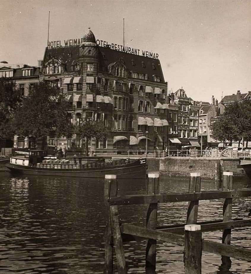 Hotel Weimar aan Spaansekade. Op de voorgrond de Oudehaven, rechts de Spanjaardsbrug. 1920-1935