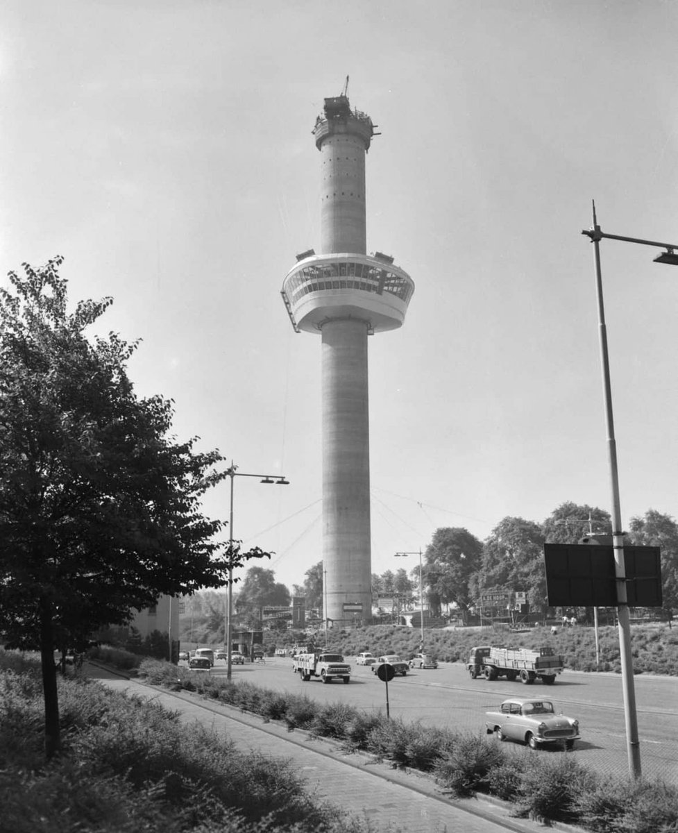 Oké, niet op deze dag, maar op 25 maart 1960 opende prinses Beatrix de Floriade in Rotterdam, waarbij ook de Euromast de (lift)deuren opende. Met 107 meter was de toren het hoogste gebouw van Rotterdam. In 1970 werd er nog een 85 meter hoge toren bovenop geplaatst