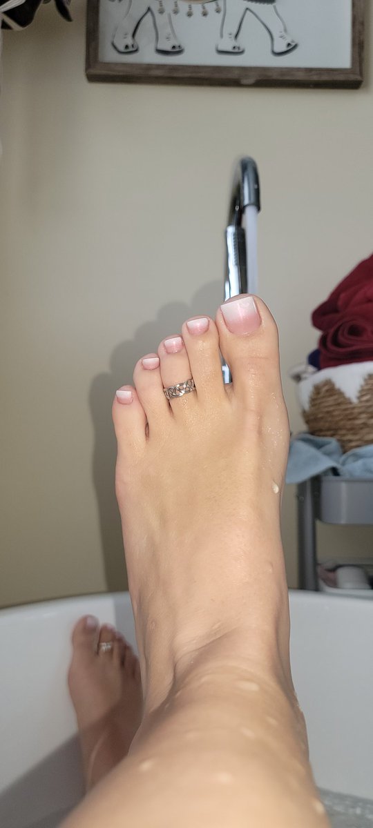 Easter pedicure 🐰🐰 I'm in the bath giving free chats come say hi Pedicure feetfetish feetworship feetmodel toes toering