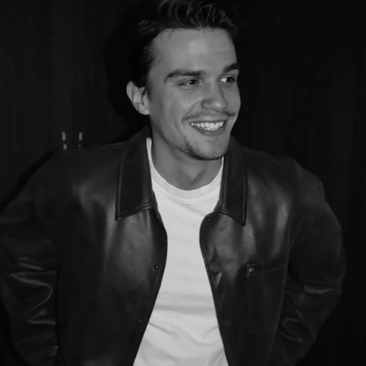 Bu yakışıklılığın vergisini ödüyor musunuz acaba Eren bey❤️‍🔥 ERİDİM BİTTİM BU NEEE🥵🤤🤤
#ErenÖren