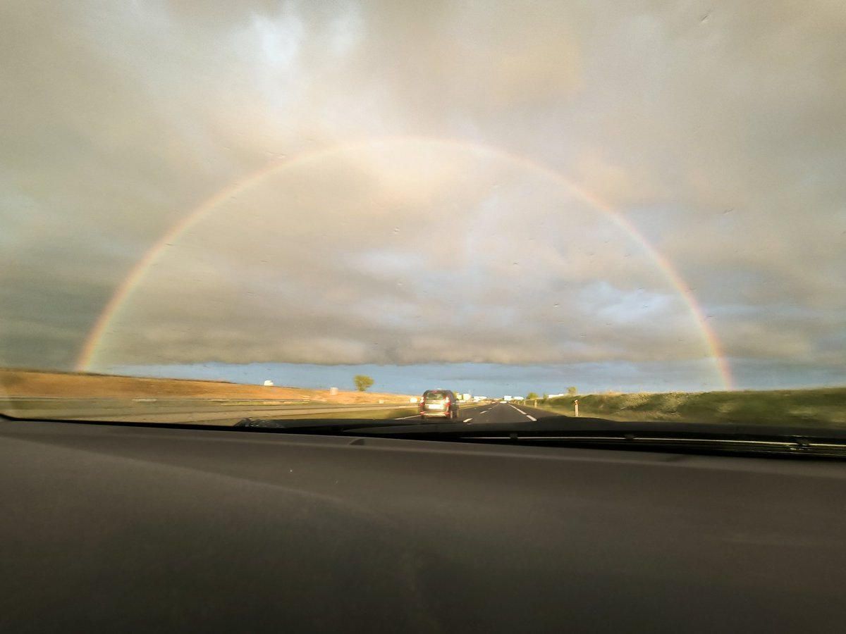 danae977's tweet photo. Sorprenent arc de sant Martí doble per la carretera (20.00h) alçada Bellpuig https://t.co/I5IJQrblaV