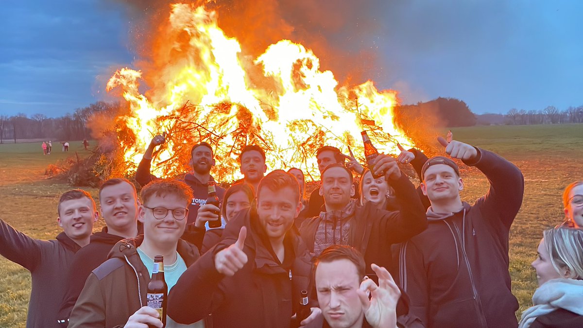 MathijsRenkema's tweet photo. Het is gezellig bij het Paasvuur te #Langelo alwaar dit gezelschap u een zalig Pasen wenst. https://t.co/CLLndXdcl1