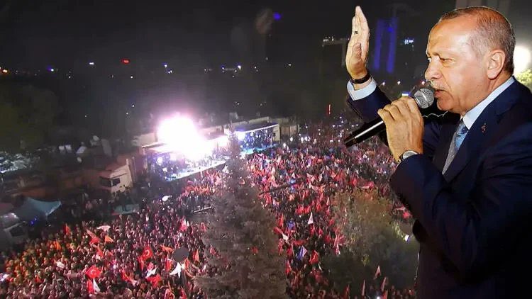 🔴#SONDAKİKA | Cumhurbaşkanı Erdoğan ilk kez bir seçim sonrası balkon konuşmasını yapmayacağı belirtiliyor. Şu an kesinleşmedi ancak gelen bilgiler bu yönde.