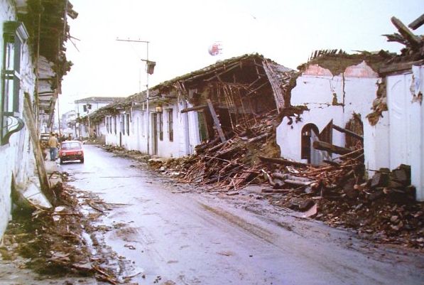 El 31 de marzo de 1983 Popayán vivió un terremoto que no solo cambió su historia, sino la de la normatividad de sismorresistencia en Colombia. En este 🧵 les contamos un poco más sobre lo que ocurrió ese día.