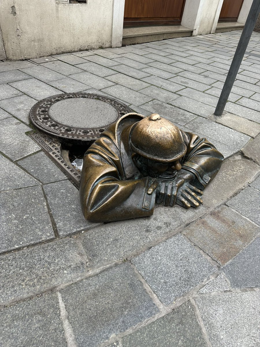 sona_claudio's tweet photo. Bratislava l’abbiamo scelta come terza capitale europea!
Siamo stati al castello che domina la città e bastano pochi passi per arrivare nella parte vecchia. 
Il municipio è il palazzo più antico e tante sono le statue in bronzo che si possono incontrare. 🇸🇰
Si riparte, Vienna! https://t.co/l58O3zxyVq