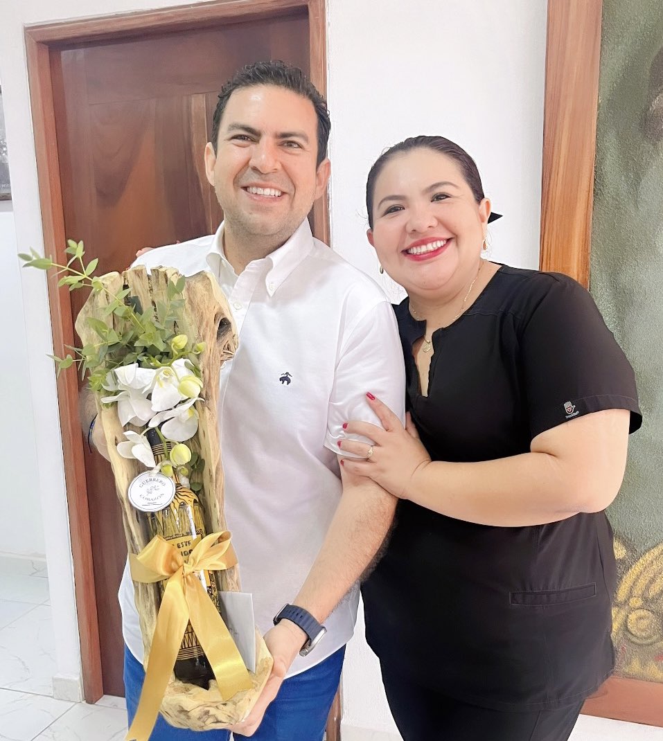 LixManzo's tweet photo. Hoy deseamos un #FelizCumpleaños a un hombre de trabajo, honorable, inteligente, organizado, con una gran visión y profundo amor a Zihuatanejo. 

¡El mejor jefe y amigo que alguien pueda tener!

Nuestro presidente municipal @jorgexsa 💝 https://t.co/OVVtZhI3BW