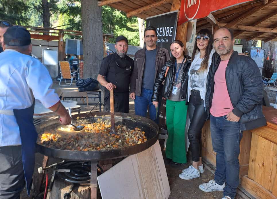 produccioncht's tweet photo. #SemanaSanta2024 🍪 Estuvimos presentes en la Fiesta Provincial del Alfajor Patagónico de @MuniPuelo 
🍾En @TurismoTreveli1 visitamos @VinasNantyFall https://t.co/Qwrmy9WYss