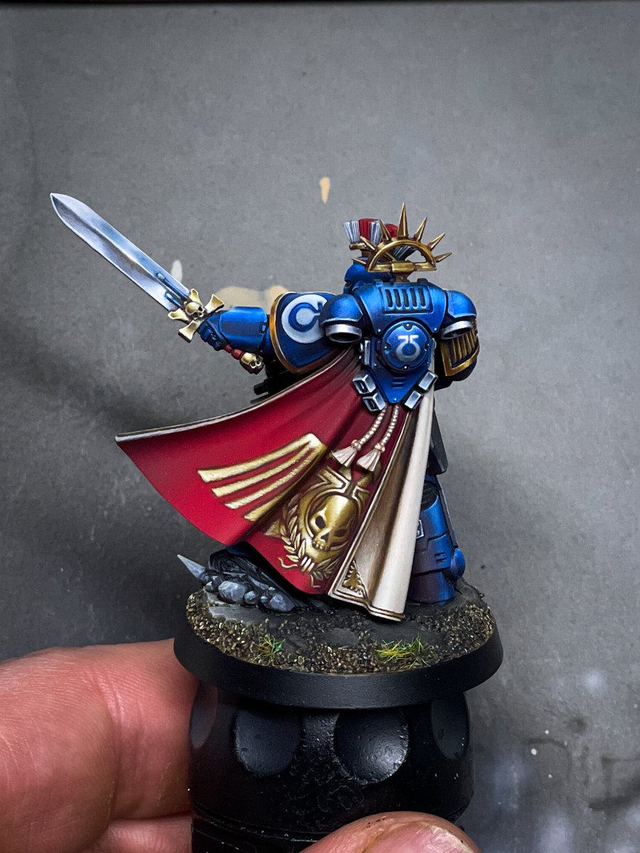 Adrien_Leloup's tweet photo. Working on a SM captain. His cape was a little empty, thus a perfect fit for a freehand. Can’t go wrong with an Aquila+chapter symbol+laurel crown +skull😉
#PaintingWarhammer #WarhammerCommunity #warhammer40k https://t.co/5Vmvn5A7Ry