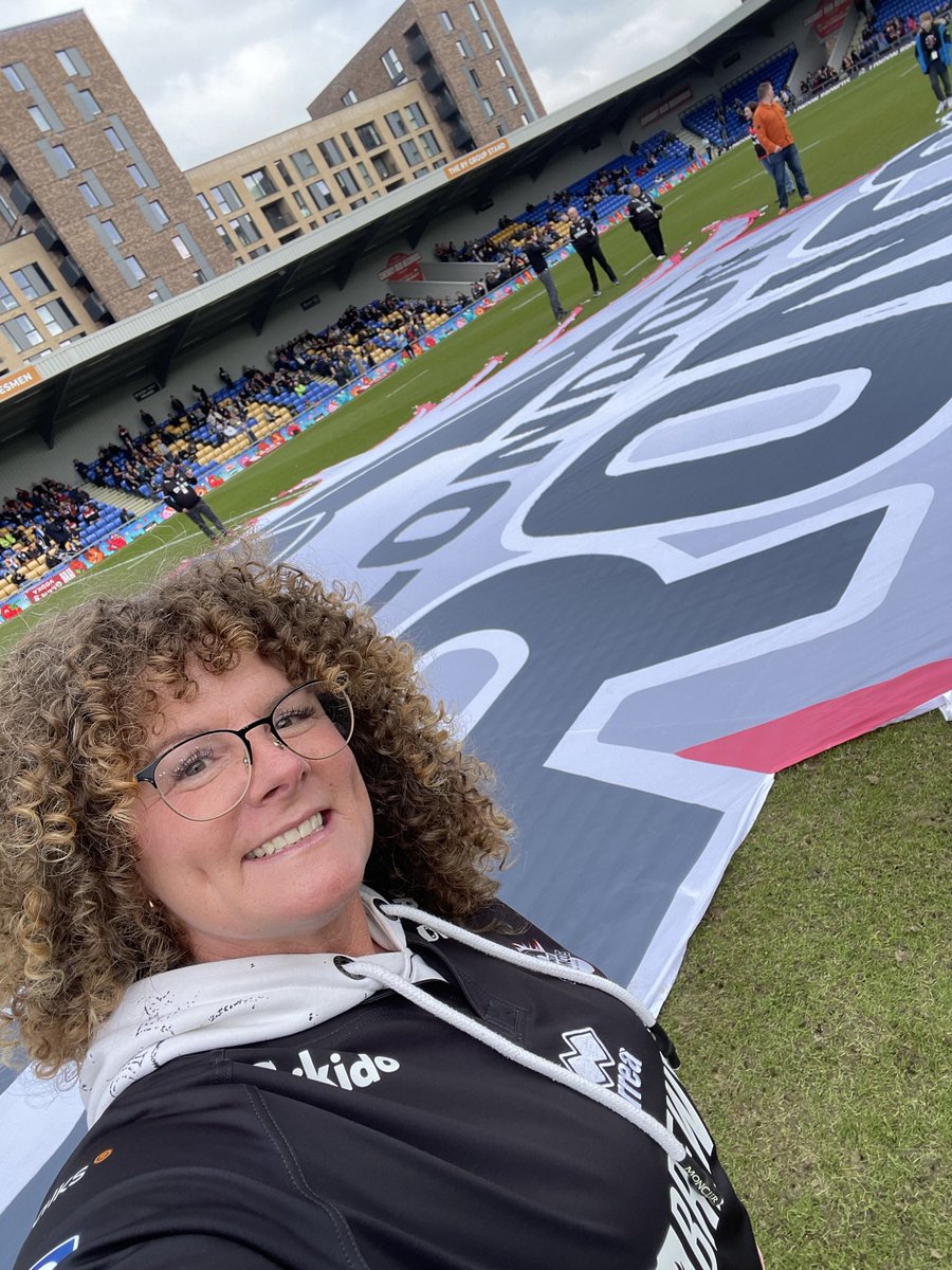 Great day with great facilities and entertainment for fans. Highly recommend the experience for any sports fans not just rugby league fans 👏🏻 @LondonBroncosRL Plus I got to be a flag bearer 😂🤷🏼‍♀️