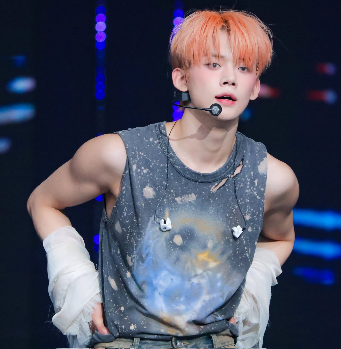 viraltakes's tweet image. Yeonjun of TXT performing at Music Bank.