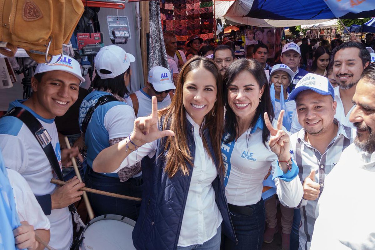 LibiaDennise's tweet photo. Cuando las mujeres trabajamos juntas, grandes cosas suceden.
Seré Gobernadora y con @AleGutierrez_mx como Presidenta Municipal viene lo mejor para Guanajuato y para León.

Gracias a las y los comerciantes de la Línea de Fuego que nos recibieron con todo su cariño porque confían en nosotras ¡#ClaroQuePodemos León!

#LibiaGobernadora 
#VotaLibia 
#VamosConTodoXLeón