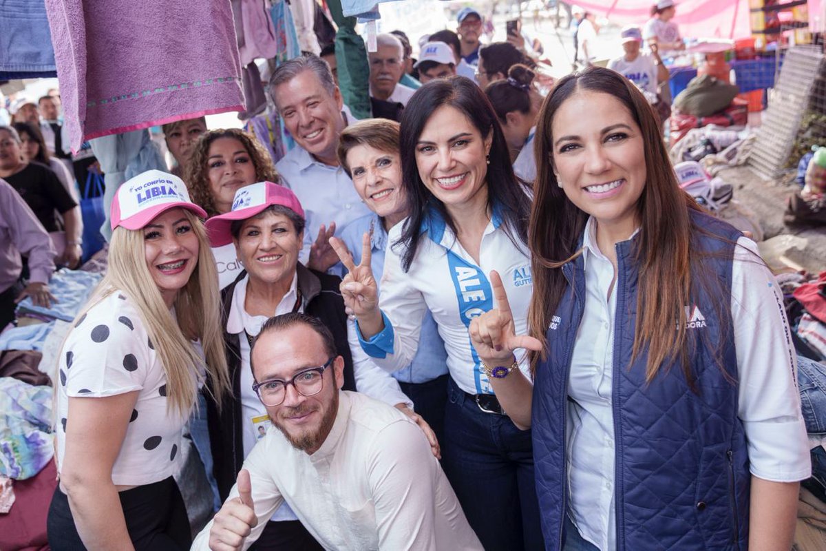 LibiaDennise's tweet photo. Cuando las mujeres trabajamos juntas, grandes cosas suceden.
Seré Gobernadora y con @AleGutierrez_mx como Presidenta Municipal viene lo mejor para Guanajuato y para León.

Gracias a las y los comerciantes de la Línea de Fuego que nos recibieron con todo su cariño porque confían en nosotras ¡#ClaroQuePodemos León!

#LibiaGobernadora 
#VotaLibia 
#VamosConTodoXLeón