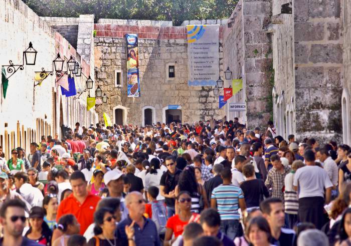 Felicitaciones a quienes nos permiten conmemorar con orgullo el #DíaDelLibroCubano, con su aliento quijotesco, fidelista y carpenteriano. Con la voluntad de vencer carencias y dificultades para seguir celebrando el evento cultural más importante de cada año.