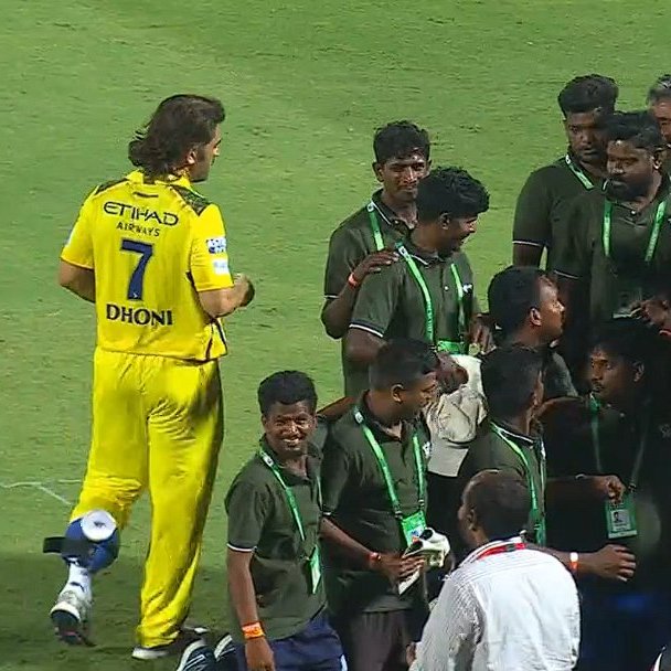 ItzThanesh's tweet photo. He is really playing for the fans 🥺

@MSDhoni 💛 https://t.co/r76A2CaMzm