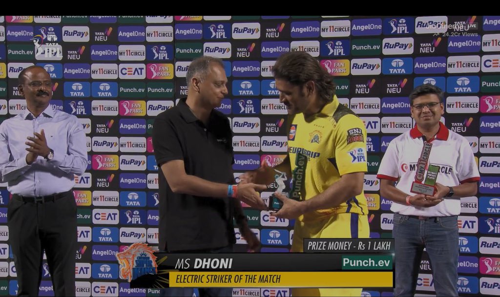 TapenderSingh18's tweet photo. MS DHONI WON THE BEST STRIKER OF THE MATCH. 🔥

#Dhoni https://t.co/e8gqNXZU4V