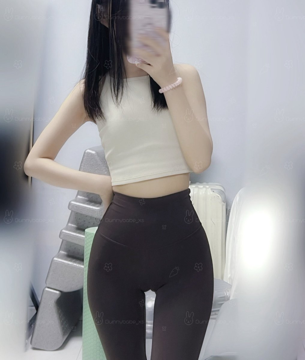 Retweet this if you wanna stare at my camel toe

#yogapants #cameltoe #collegelife