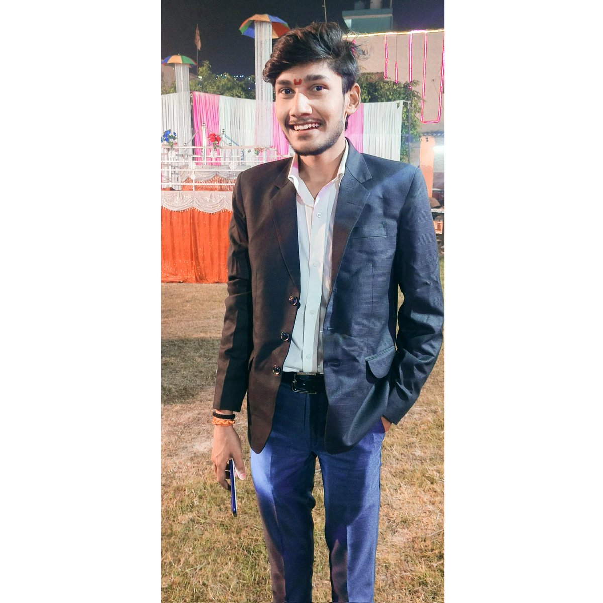 gauputragzb's tweet photo. उदासी पकड़ ही नहीं पाते लोग देखो मुस्कीलो में इतना संभालकर मुस्कुराते हैं हम – मेरे हिस्से प्रेम नहीं आया मेरे हिस्से आए वो लोग जिन्होंने मुझे प्रेम जैसी भावनाओं से दूर कर दिया। 😅😊 #smilechallenge #smilebitch #smilealways #smiletransformation #smileeveryday #smilefordays https://t.co/PATcAS6d05