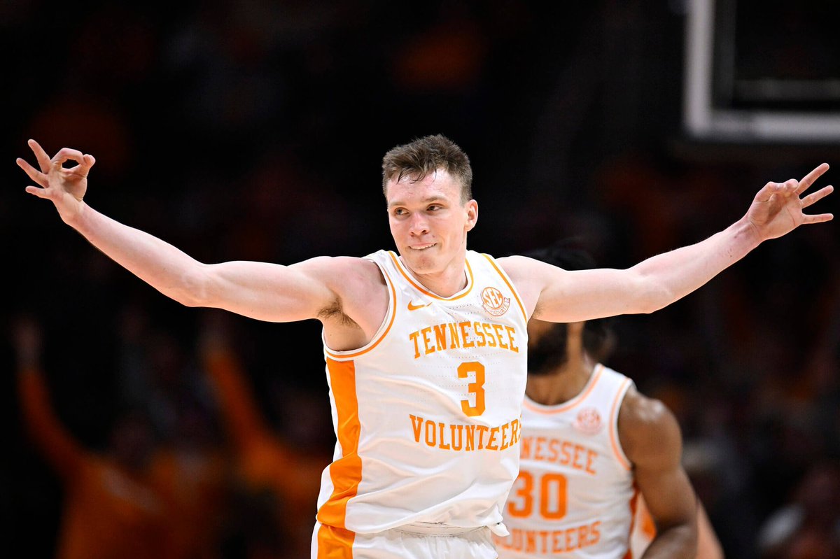 DunkMuse's tweet photo. Dalton Knecht is so tough

Still 13:30 left in the first half of the Elite Eight Matchup against Purdue

10 Points 
2/2 3P
80 FG% https://t.co/htL6pXTaFO