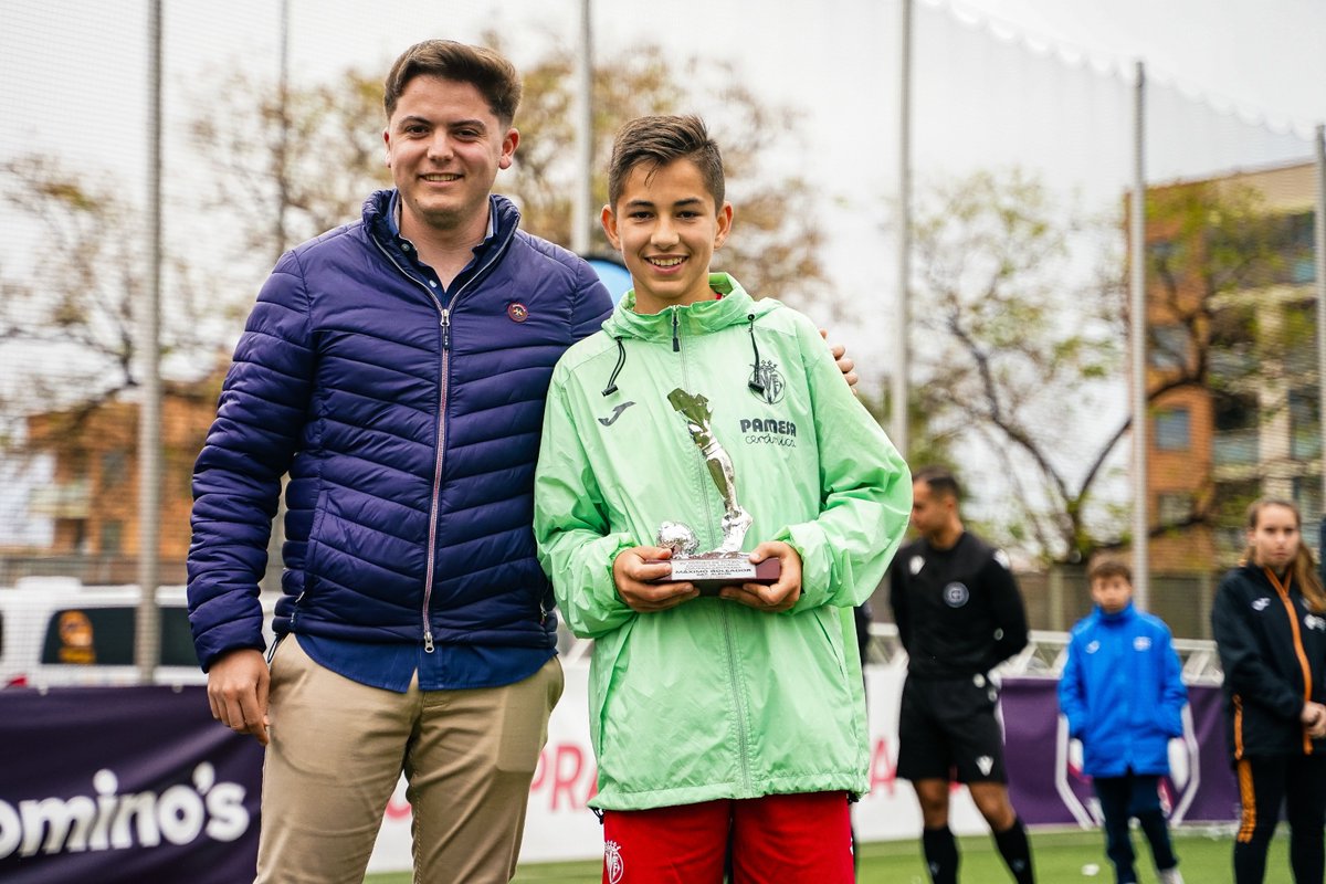 CMTorneo's tweet photo. Hasta aquí la ENTREGA DE TROFEOS de esta XV Edición
⚽
El @villarrealcf se corona como ganador!
El 2º puesto lo ocupa el @getafecf 

MÁXIMO GOLEADOR: Pablo Povedano, del @villarrealcf
JUGADOR MÁS VALIOSO: Guillermo Cubero, del @getafecf
MEJOR AFICIÓN: la del @atleticodemadrid 👏 https://t.co/qiAUXU6h7s