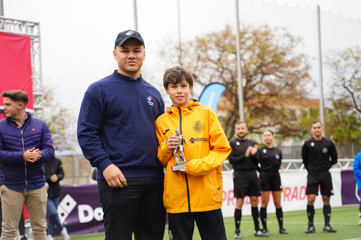 CMTorneo's tweet photo. Hasta aquí la ENTREGA DE TROFEOS de esta XV Edición
⚽
El @villarrealcf se corona como ganador!
El 2º puesto lo ocupa el @getafecf 

MÁXIMO GOLEADOR: Pablo Povedano, del @villarrealcf
JUGADOR MÁS VALIOSO: Guillermo Cubero, del @getafecf
MEJOR AFICIÓN: la del @atleticodemadrid 👏 https://t.co/qiAUXU6h7s