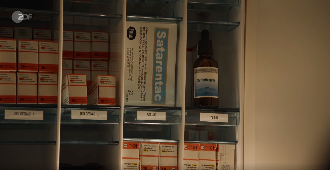 Traumschiff's tweet image. „Lass uns keine Schleichwerbung machen und einfach das erfundene Medikament „Satarentac“ in den Schrank stellen.“
„Super Idee! Die Beschriftung ASS 500 kleben wir einfach nicht über, das sieht eh keiner.
#Traumschiff