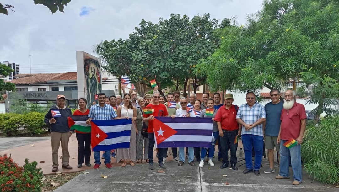 CubaMined's tweet photo. Amigos de diversas latitudes alzan su voz en solidaridad con #Cuba para pedir el fin al cruel y genocida bloqueo, que pretende asfixiar al pueblo cubano.
 #MejorSinBloqueo
#CubaNoEstáSola https://t.co/MdDycxUFfn