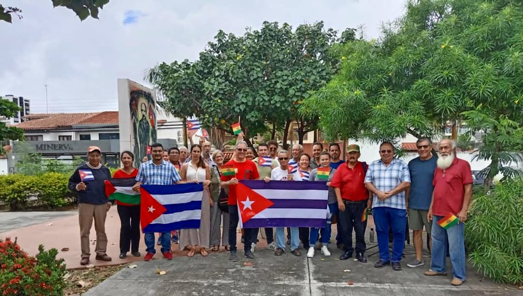 Compatriotas y amigos de nuestro país volvieron a inundar de amor por #Cuba varias ciudades del mundo.

Reconforta este compromiso con la lucha del pueblo cubano, que desde hace más de seis décadas enfrenta un #BloqueoGenocida impuesto por EEUU.

#JuntosXCuba 🇨🇺