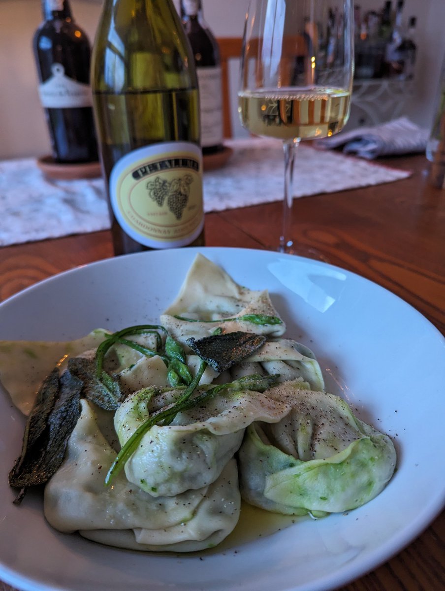 Wild garlic (yesterday's pickings) and ricotta tortelloni, with a nice creamy and peachy Chardonnay #ChemistsWhoCook