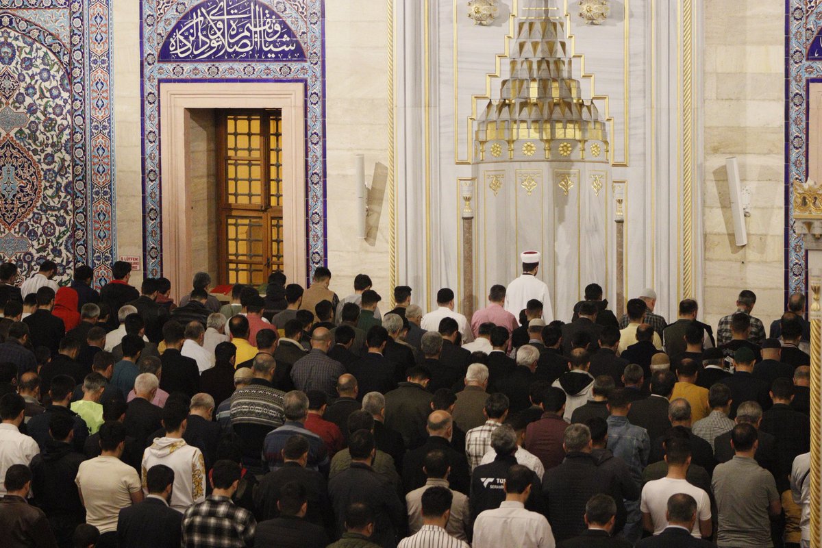Geleneksel İftar Buluşması 🌙 Alparslan Kuytul Hocaefendi, büyük iftar programı öncesi talebeleri ile birlikte teravih namazını eda etti. 📍Sabancı Merkez Camii FurkanHareketi İftarBuluşması #RamazanRuhunuYaşat