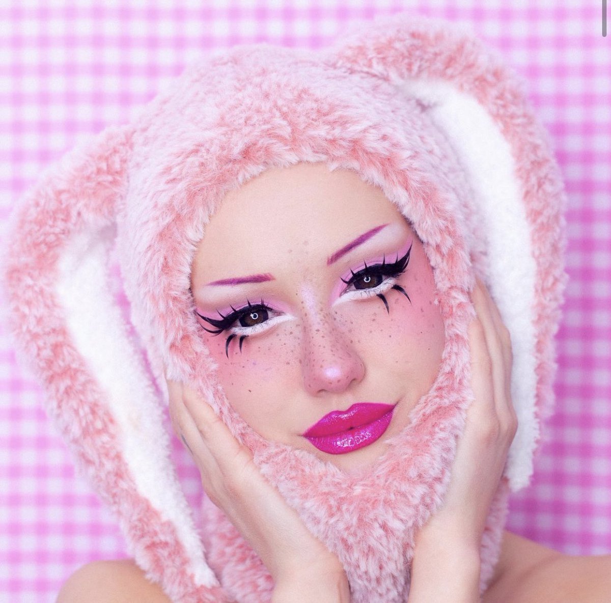 sugarpillmakeup's tweet photo. π° @sunsetat.2am is the sweetest little Easter bunny in our Capsule Collection palettes and Heartstrings metallic pink glitter liquid lip color! #sugarpill #eastermakeup #pastelaesthetic #pastelcore #kawaiimakeup #ravemakeup #festivalmakeup https://t.co/SyDSM5xq0b