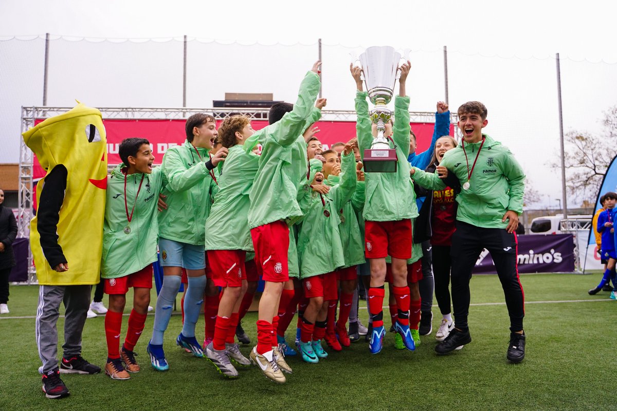 CMTorneo's tweet photo. Hasta aquí la ENTREGA DE TROFEOS de esta XV Edición
⚽
El @villarrealcf se corona como ganador!
El 2º puesto lo ocupa el @getafecf 

MÁXIMO GOLEADOR: Pablo Povedano, del @villarrealcf
JUGADOR MÁS VALIOSO: Guillermo Cubero, del @getafecf
MEJOR AFICIÓN: la del @atleticodemadrid 👏 https://t.co/qiAUXU6h7s