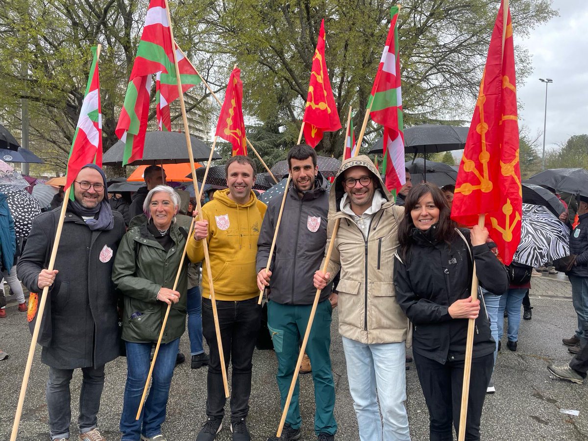 Ginenak, gara. Garenak, gara. Garenak, izango gara. Aberria eta herria, beti.

Gora herria!