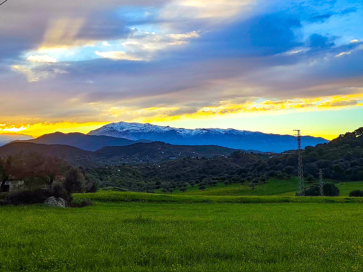 El #DomingoResurrección de la #SSantaMálaga24 finaliza con un atardecer de ensueño y con la #SierradelasNieves de testigo cubierta por la mayor nevada del año.