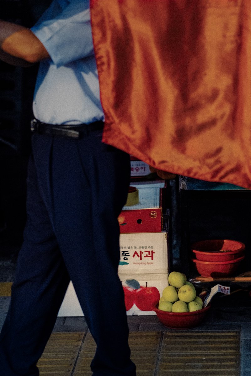 jonathanbertin's tweet photo. Durant mon voyage à Seoul j'ai découvert un paradis pour la composition et la couleur. Les lignes, les formes sont à chaque coin de rue, ça m'a permis de réaliser des images comme celles-ci que j'apprécie beaucoup 👇 https://t.co/hTgPh6SenS
