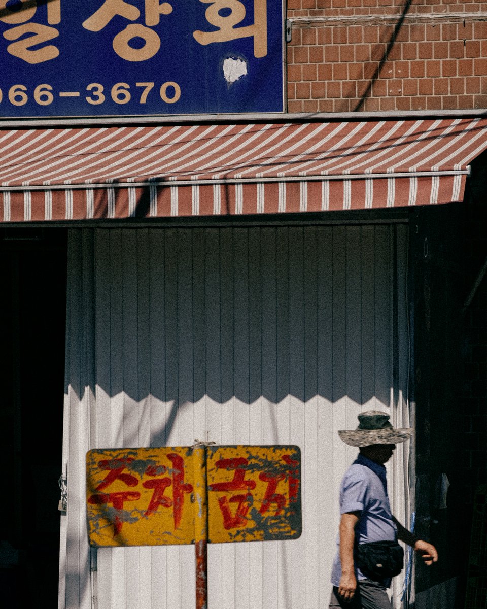 jonathanbertin's tweet photo. Durant mon voyage à Seoul j'ai découvert un paradis pour la composition et la couleur. Les lignes, les formes sont à chaque coin de rue, ça m'a permis de réaliser des images comme celles-ci que j'apprécie beaucoup 👇 https://t.co/hTgPh6SenS