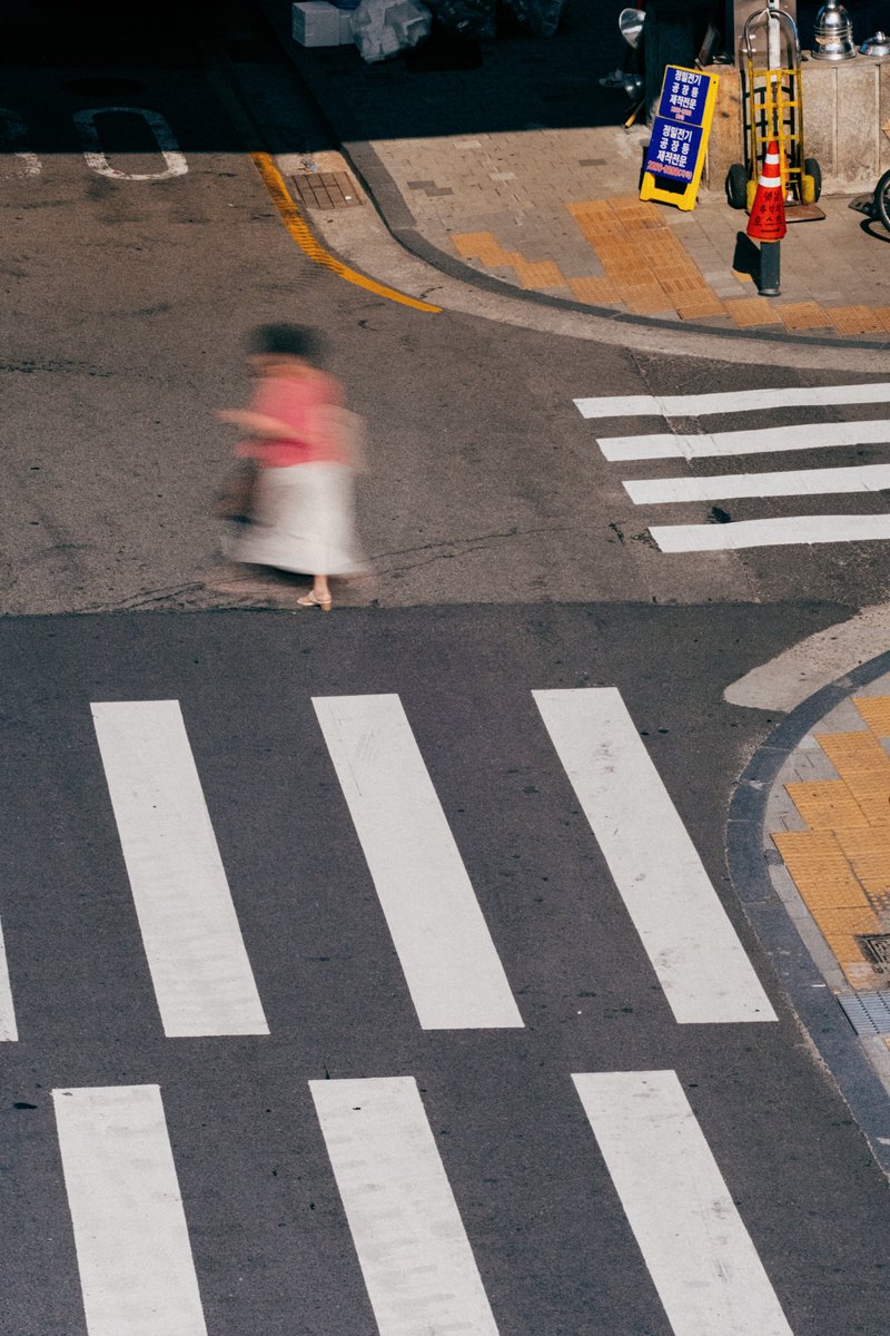 jonathanbertin's tweet photo. Durant mon voyage à Seoul j'ai découvert un paradis pour la composition et la couleur. Les lignes, les formes sont à chaque coin de rue, ça m'a permis de réaliser des images comme celles-ci que j'apprécie beaucoup 👇 https://t.co/hTgPh6SenS