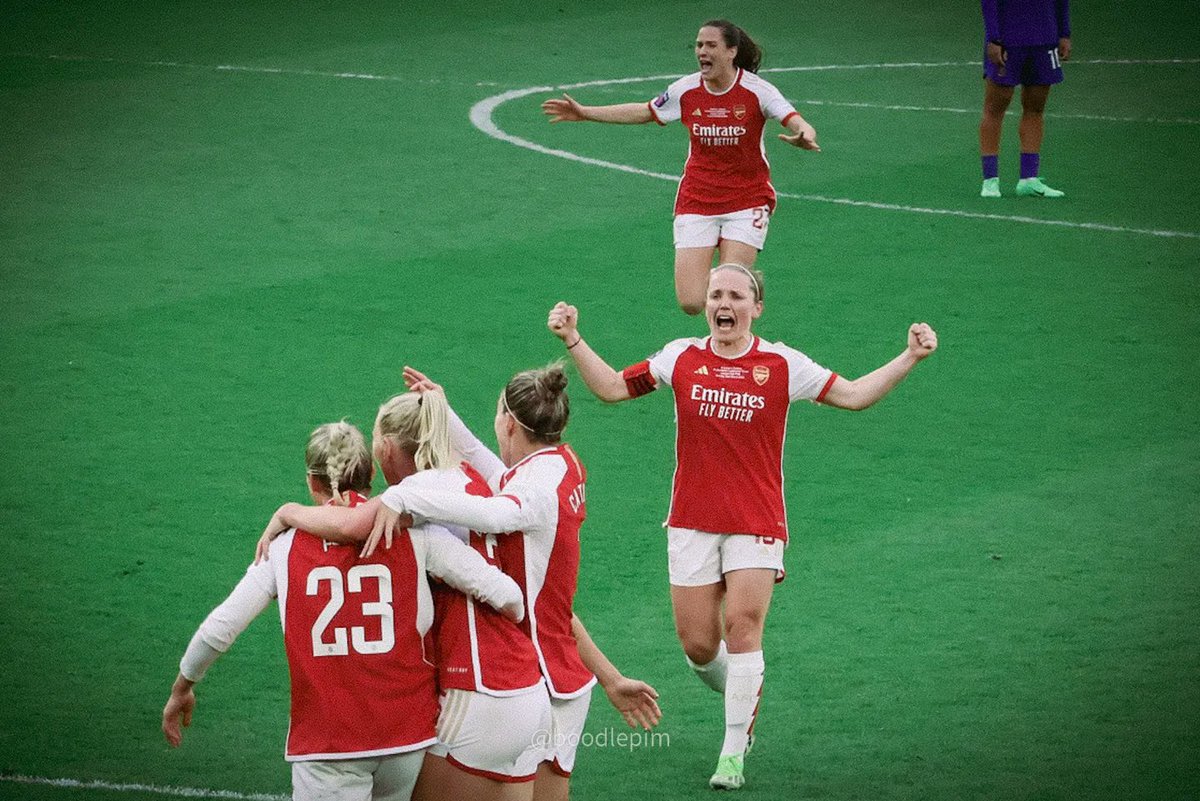 The celebrations. I love this team. 🥳 Please credit 📸 @Boodlepim 😊

#ContiCupFinal #awfc