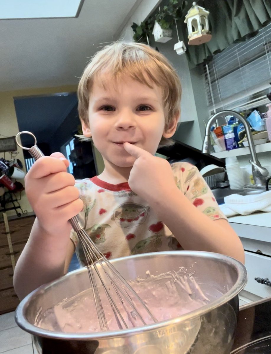 SnwSquishy13's tweet image. Squishy the mini baker helping me make Blueberry Cheesecake muffins yesterday. Any time I’m in the kitchen cooking or baking he always asks if he can help me. His mischievous little smile 😂
#GrandBabiesAreABlessing #MiniBaker #InTheKitchenWithMeMaAndSquishy