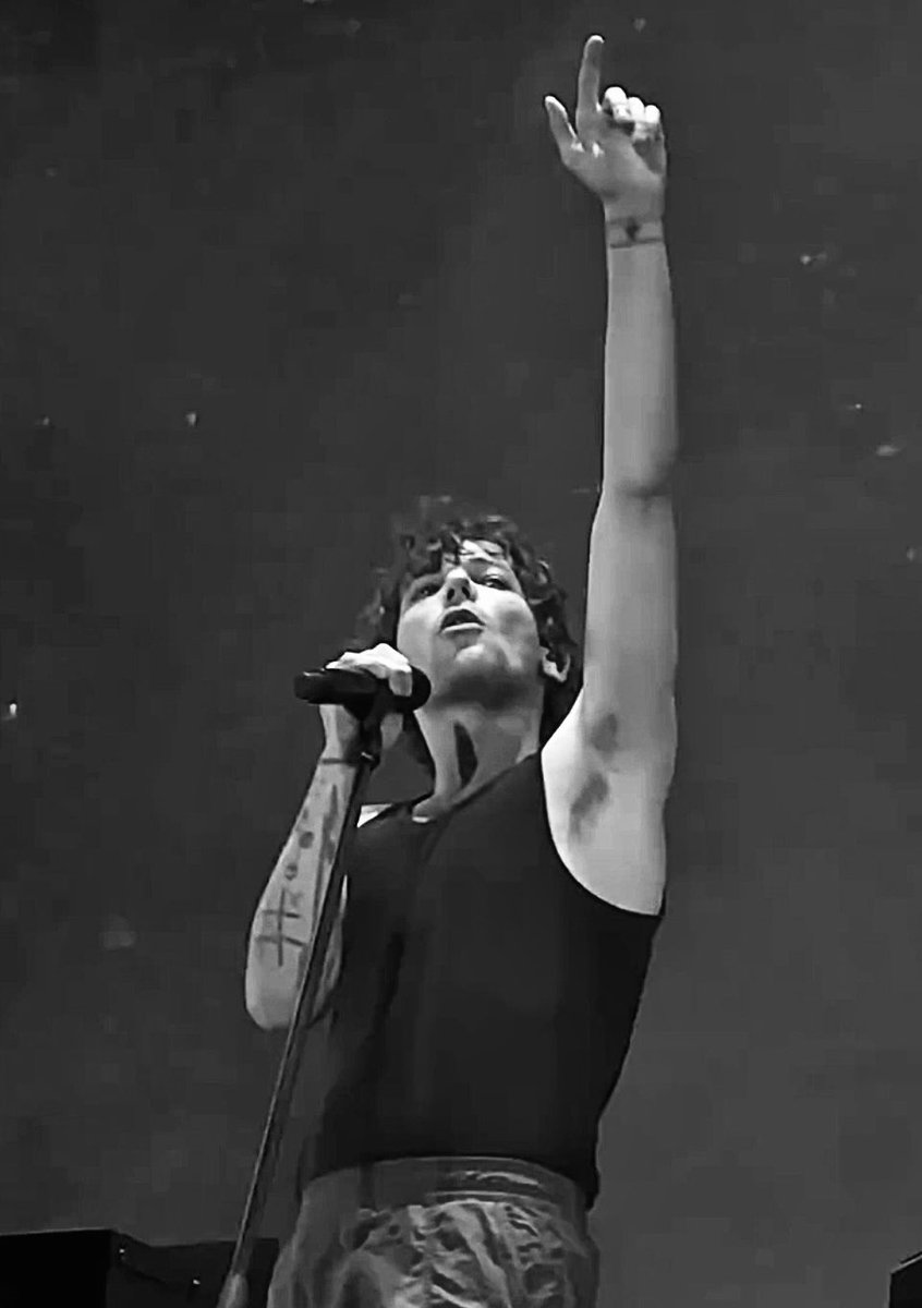 faiththefutures's tweet photo. louis playing just hold on for the first time when it all started and louis playing just hold on for the last time so far, almost 8 years after starting his solo career. 🤍 https://t.co/lxsdAdGKqZ