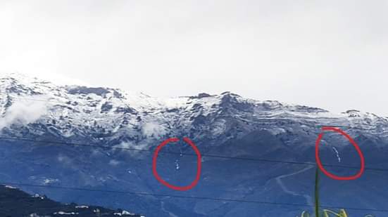 Imagen única de la Axarquía, por sus contrastes bioclimáticos. Hay surgencias en cotas altas que han "reventado". En detalle los barrancos de la cuenca alta del río Rubite, cuyas aguas son derivadas al embalse de la Viñuela -que sigue en niveles mínimos.