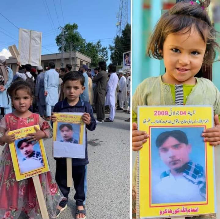 AftabEsufxai's tweet photo. انعام اللہ ولد ہادی خان کو 4 جولائ 2009 میں گاڑی سے اتار کر ادارو نے غائب کیا تاحال لاپتہ ہے ۔
انعام ساتویں جماعت کا طالب علم تھا 14 سال کا بچہ تھا ۔
کیا یہ مجرم ہوسکتا ہے؟
@ManzoorPashteen https://t.co/NKimOnHF9L