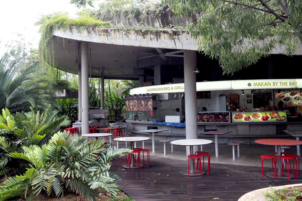 finitistisch's tweet photo. Imo, something not nearly as talked about as the supertrees or cloud forest in Singapore, unsurprisingly solarpunk favorites, is the ecobrutalist exemplar a hop and a skip away: the satay by the bay. I really miss the vibe https://t.co/1G3ZbfzCef