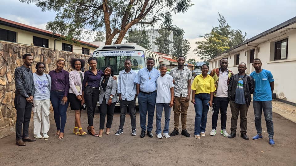 ParuwasiKIM's tweet photo. Kucyumweru taliki 24/03/2025 Urubyiruko rwa Paruwasi BUA Kimihurura nkuko mugihe cy'igisibo dusabwa gukora ibikorwa by'urukundo rwasuye abarwayi barwariye mubitaro bya CHUK https://t.co/CHjvgFSKO9