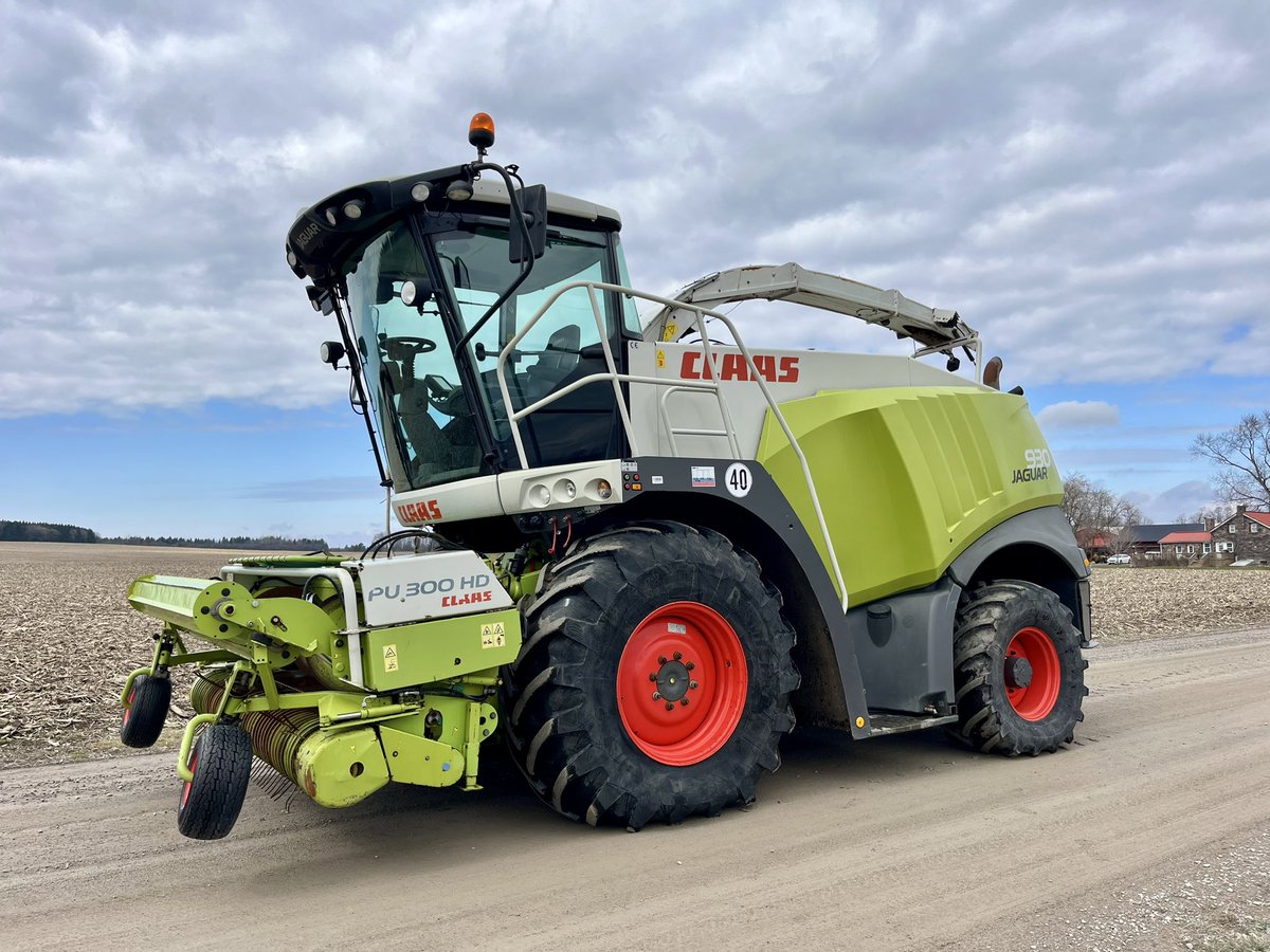 EEmbury's tweet photo. Forage Harvesters For Sale! Located in Ontario, Canada. Trucking Can Be Arranged Across 🇨🇦 and 🇺🇸 

John Deere 8500 with 🌽 and 🌾 Heads 
-Asking $379000 🇨🇦

Claas 930 with 🌾 Head
-Asking $159900 🇨🇦

John Deere 7300
-Asking $72500 🇨🇦  

John Deere 7400 
-Asking $77500 🇨🇦 https://t.co/HecSwT3RI5