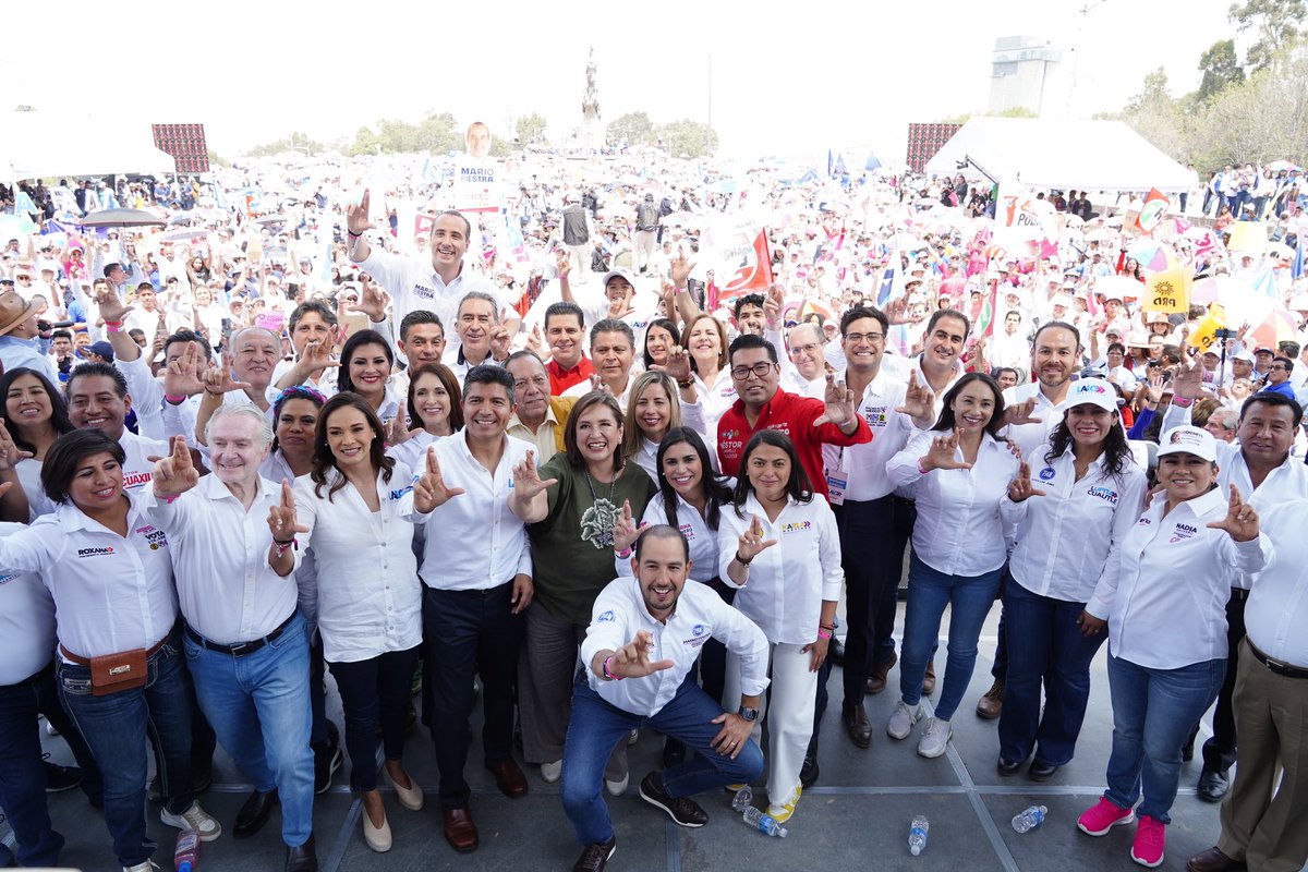 AccionNacional's tweet photo. ¡Gran arranque de campaña en Puebla!

@eduardorivera01 corregirá el rumbo del estado, @marioriestra consolidará el cambio en la capital y @XochitlGalvez se convertirá en presidenta de México🤞🏼🇲🇽

#LlegóLaHora 
#LaloGobernador 
#MxSinMiedo 
#ContigoVieneLoMejor https://t.co/JDwBkhTEk9