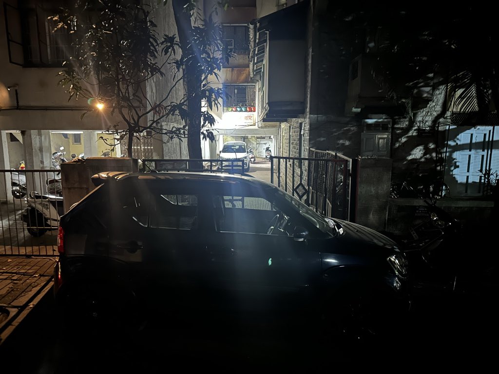 This is how people park in #Pune blocking whole gate, <a href="/PuneCityTraffic/">पुणे शहर वाहतूक पोलीस</a> <a href="/PuneCityPolice/">पुणे शहर पोलीस</a> <a href="/CPPuneCity/">CP Pune City Police</a>  - location Sadashiv Peth madiwale colony