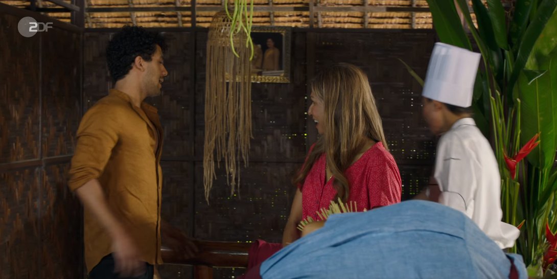 Traumschiff's tweet image. „Hey Cedric, Du bist spät dran. Hier ist Deine Schürze und hier ist Dein Platz.“ 
Natürlich wird man in einer „Thai Coking Class“ genauso auf deutsch begrüßt. Hey, es ist #Traumschiff