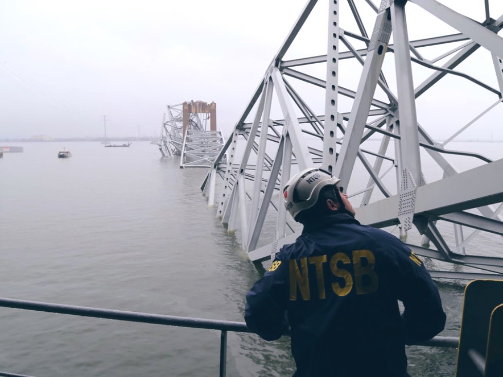 HellgrenWJZ's tweet image. Update on the gas pipeline below the Dali: 

“BGE has reduced pressure of the underwater natural gas pipeline to 35psi. The pipeline spans the width of the channel and runs under the incident site.”  @wjz #KeyBridgeCollapse