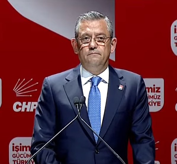 Özgür Özel gözyaşlarını tutamayarak tüm Cumhuriyet Halk Partisi destekleyenlerine teşekkür etti.

#secim #secim2024 #yerelsecim #chp #akp #özgürözel