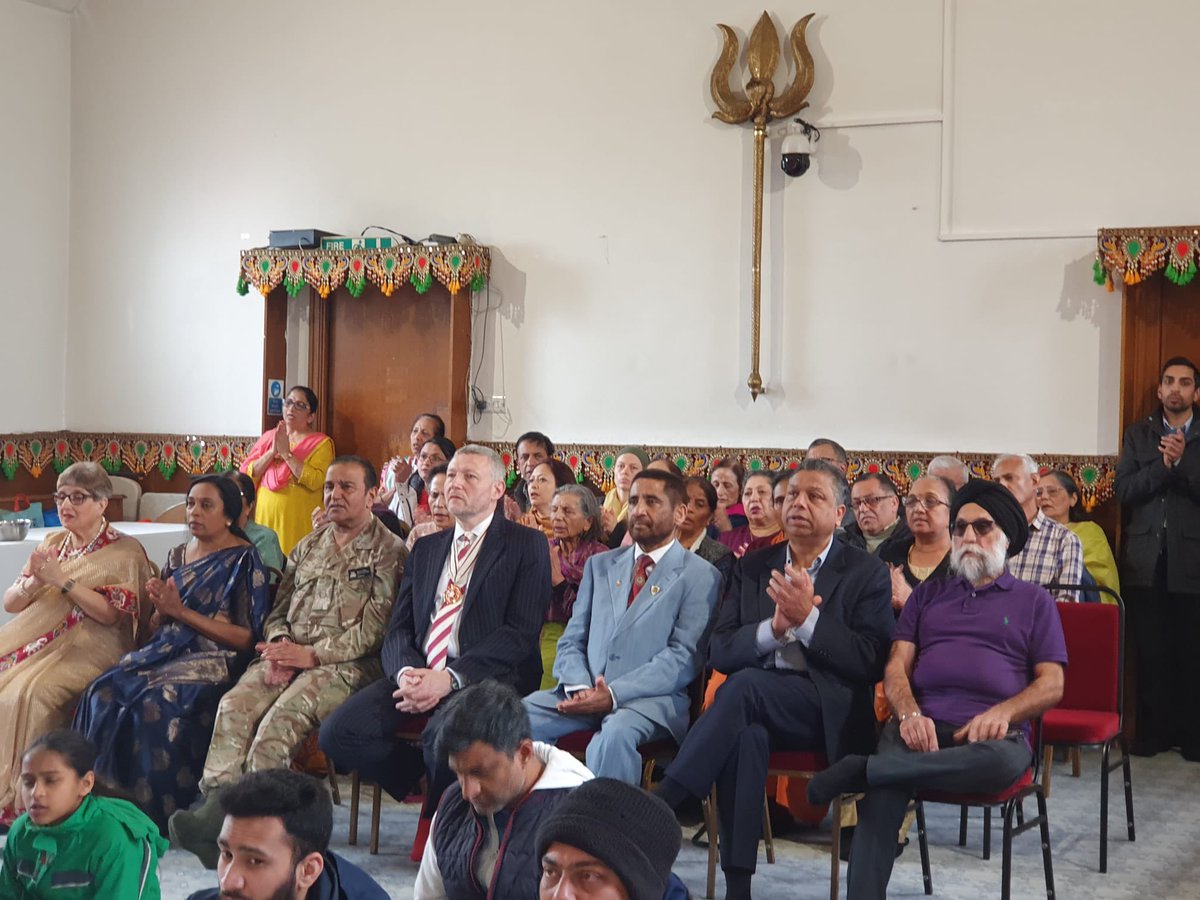 Prayers for Healing for his Majesty The King and Princess of Wales in the presence of our DL Simon Ovens in Harrow organised by @gurudevrkp of @uksiddhashram #MultiFaith #Diversity @RoyalFamily chanting of Hanuman Chalisa 🙏